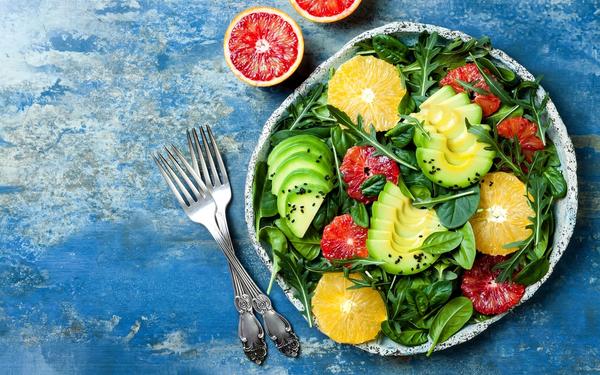Salade d’agrumes avec légumes verts et orange sanguine