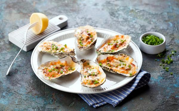 Huîtres Rockefeller cuites avec du fromage