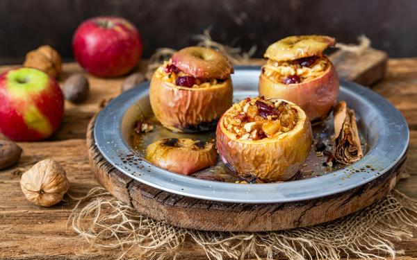 Pommes au four farcies aux noix et canneberges