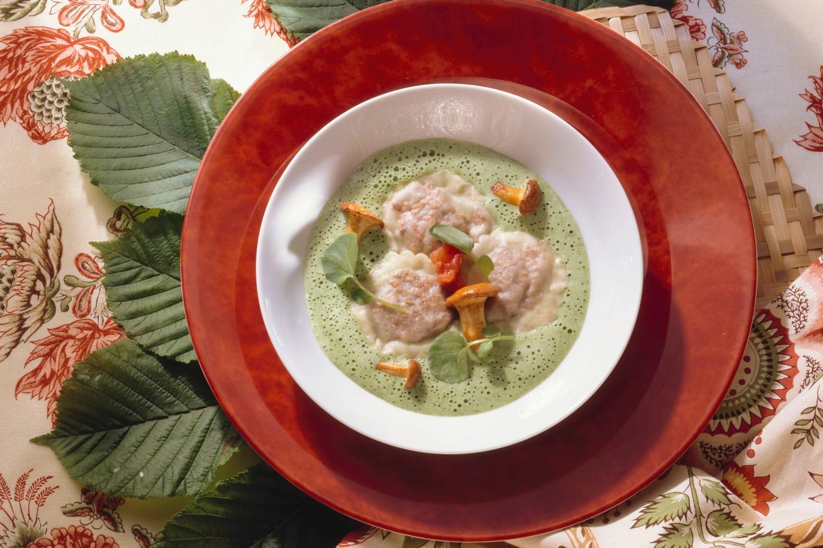 Mousse de cresson aux raviolis de chanterelles