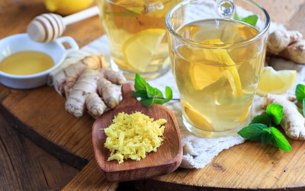 Thé au gingembre avec menthe et citron