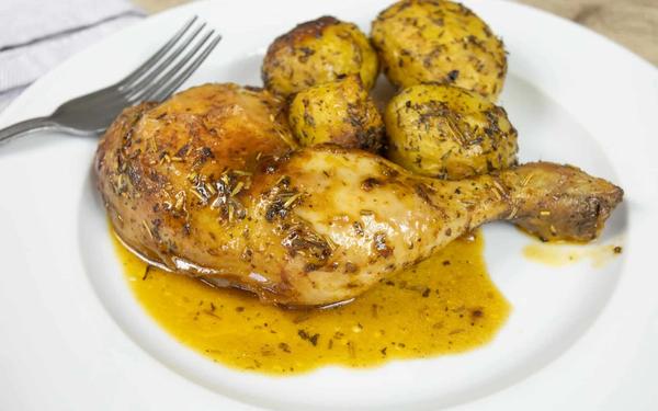 Recette de cuisses de poulet rôties et pommes de terre aux herbes