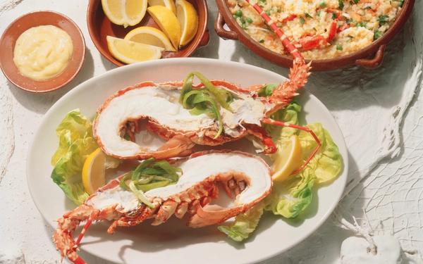 Langouste avec riz et ail
