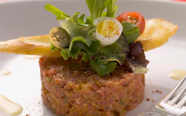 Tartare de bœuf aux sardines et aux œufs de caille
