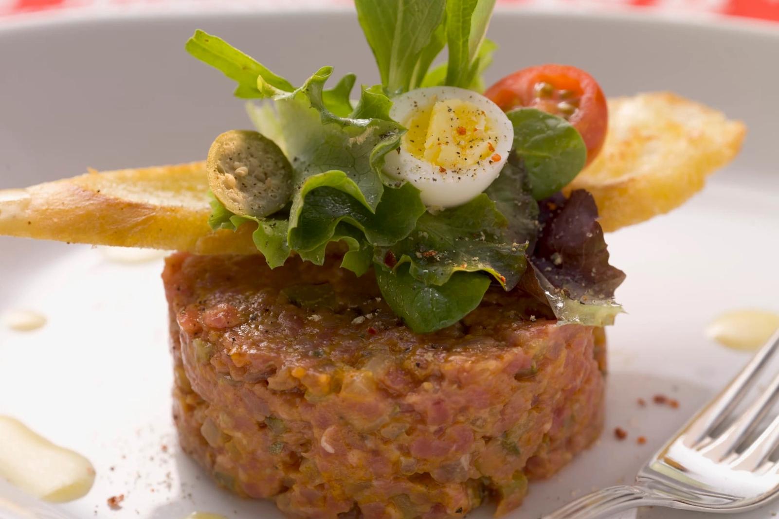 Tartare de bœuf aux sardines et aux œufs de caille