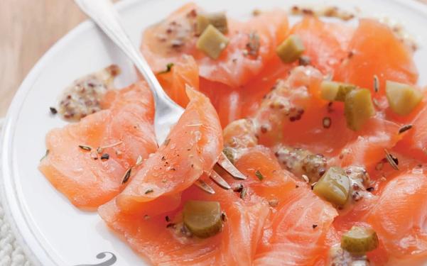 Saumon mariné à la sauce moutarde au miel
