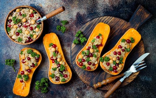 Butternut farcie aux pois chiches, canneberges et quinoa à la noix de muscade