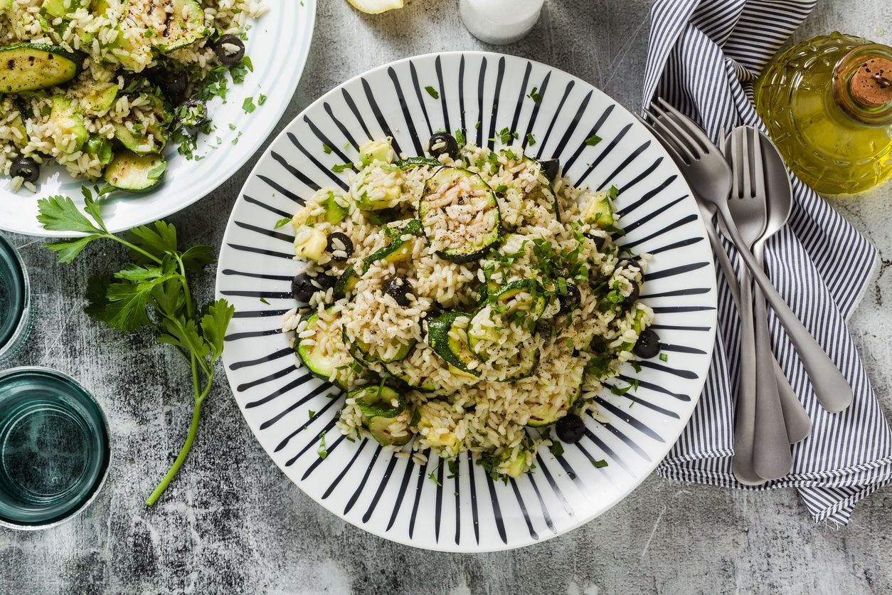 Salade de riz végétalienne aux courgettes et avocats