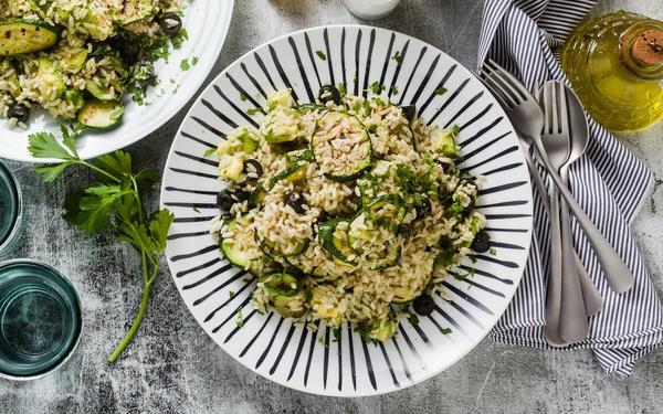 Salade de riz végétalienne aux courgettes et avocats