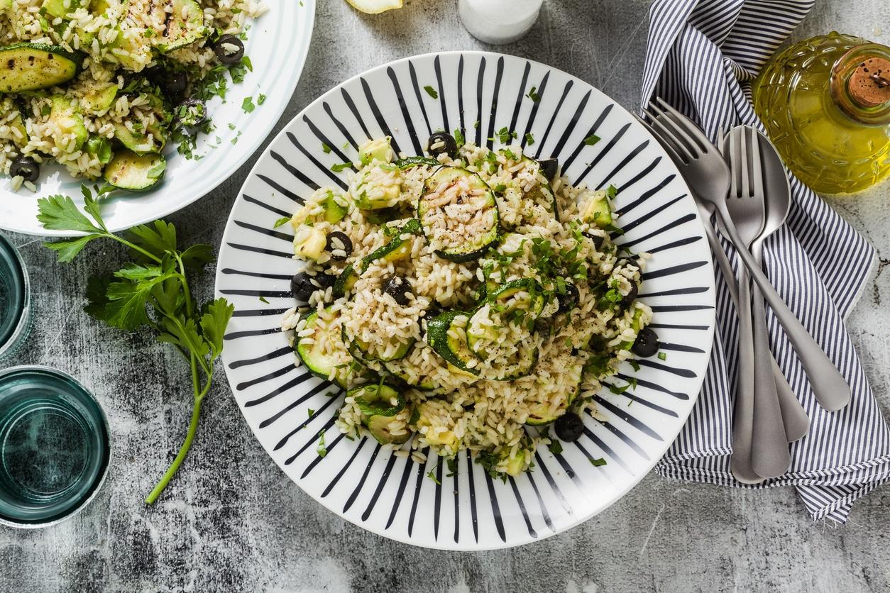 Salade de riz végétalienne aux courgettes et avocats