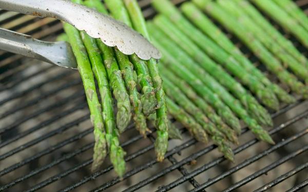 Asperges vertes grillées au barbecue