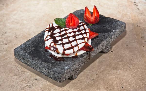 Dessert meringué aux fraises et sirop de chocolat