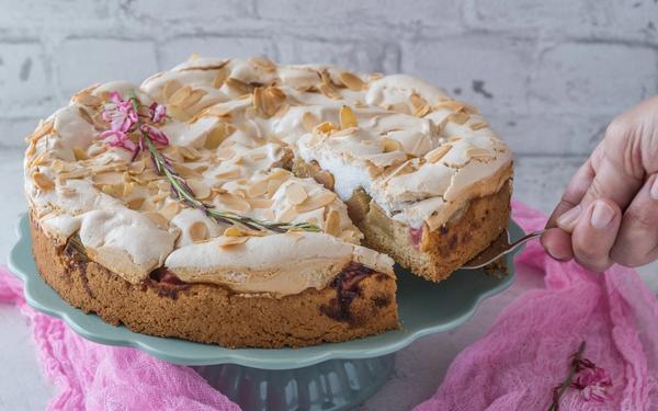 Gâteau à la rhubarbe avec meringue douce et amandes rôties