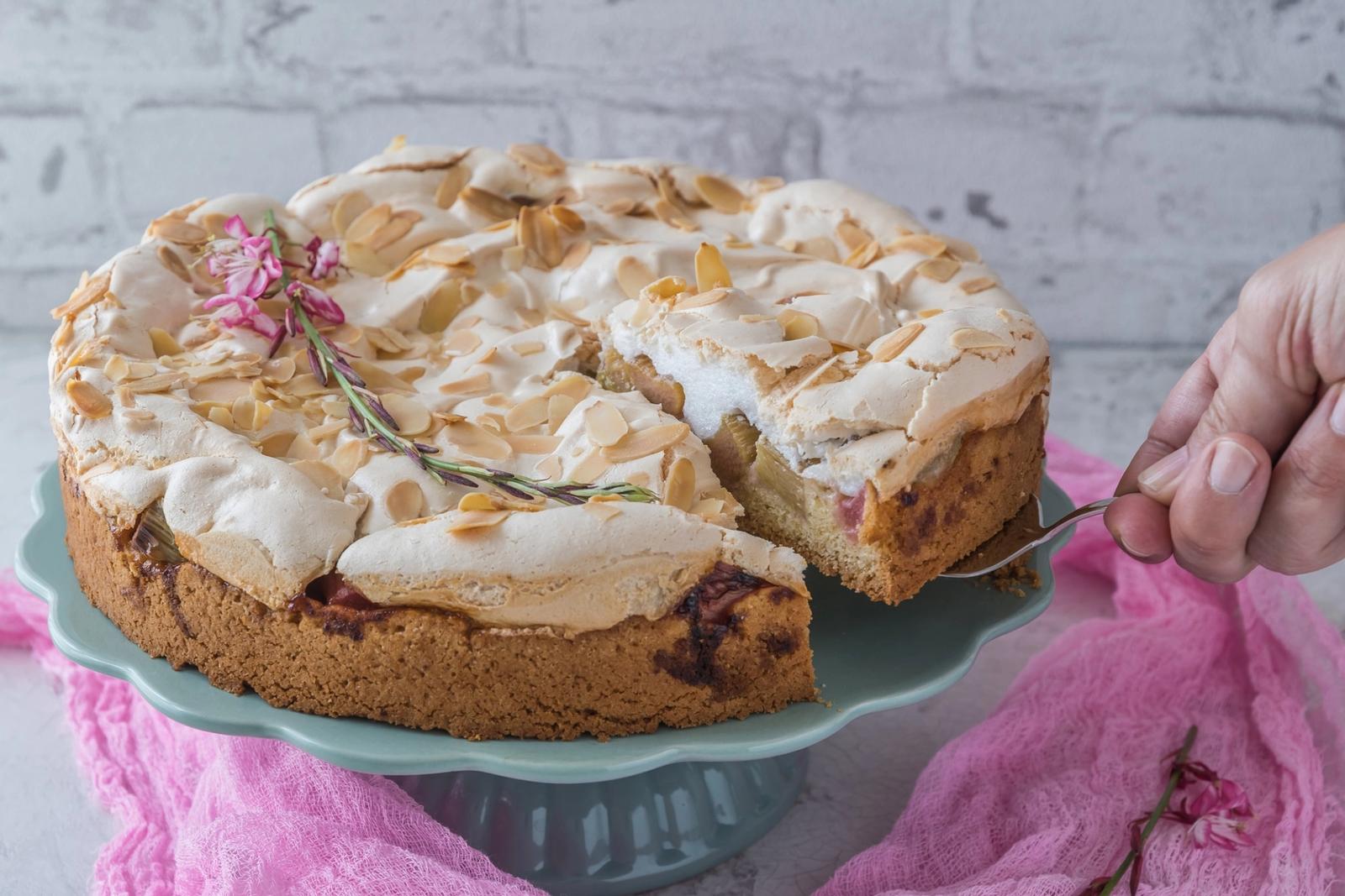 Gâteau à la rhubarbe avec meringue douce et amandes rôties