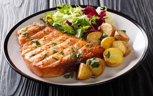 Espadon grillé avec pommes de terre