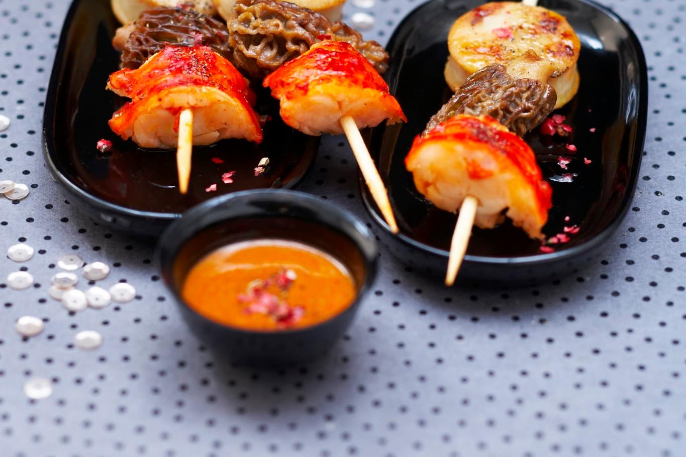 Minis brochettes boudin blanc, morille, homard, sauce pimentée