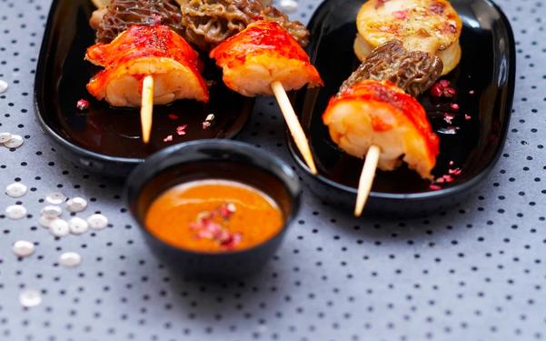 Minis brochettes boudin blanc, morille, homard, sauce pimentée