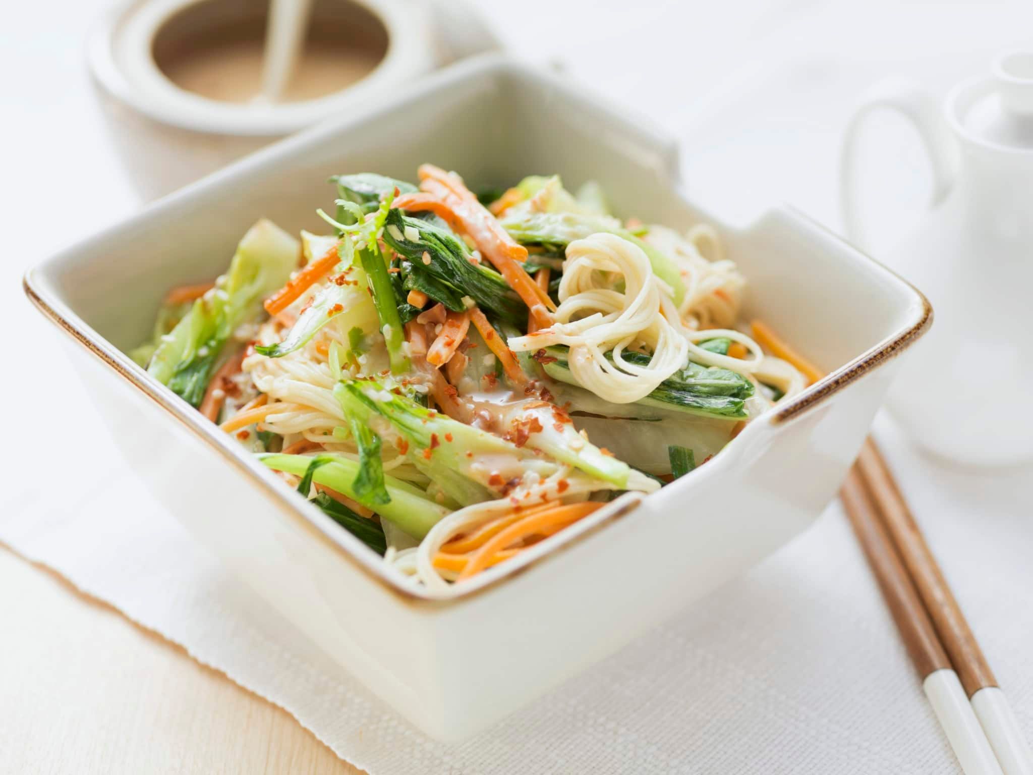 Nouilles de riz sautées aux carottes, pak choï et sauce aux cacahuètes