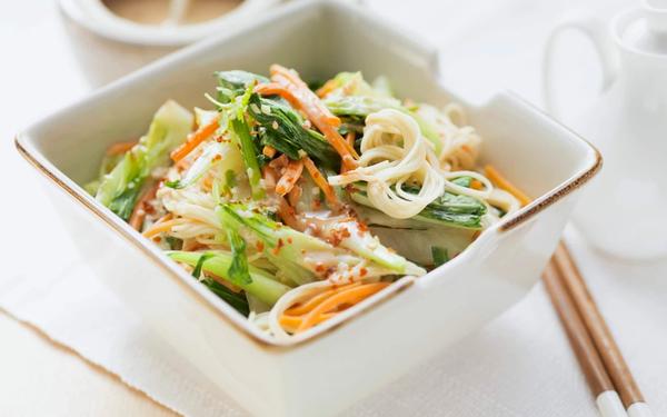 Nouilles de riz sautées aux carottes, pak choï et sauce aux cacahuètes