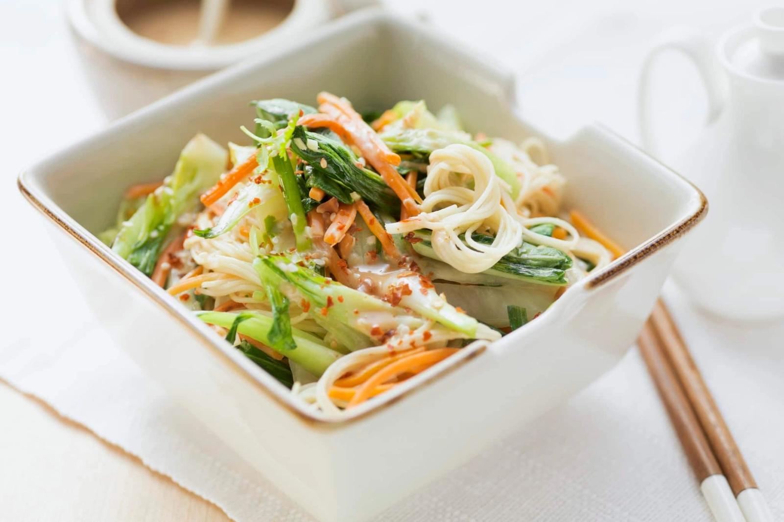 Nouilles de riz sautées aux carottes, pak choï et sauce aux cacahuètes