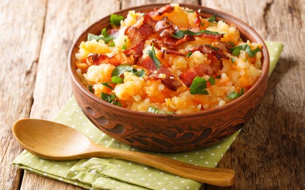 Hutspot – purée de pommes de terre avec bacon, carottes et oignons