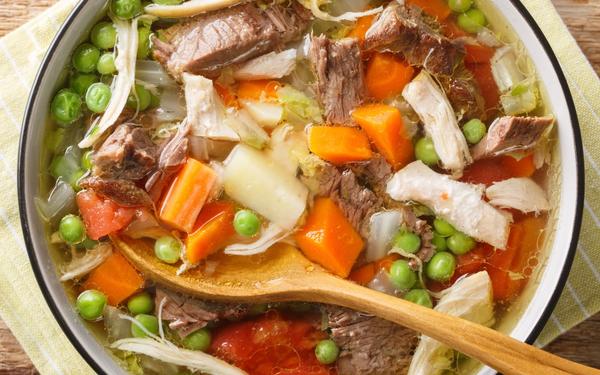 Soupe belge Booyah avec des légumes et de la viande