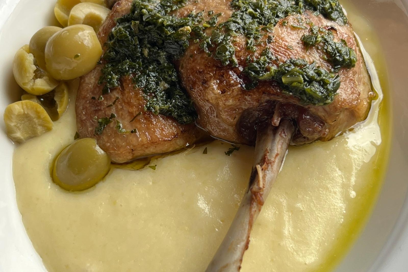 Confit de canard à la purée de légumes et olives