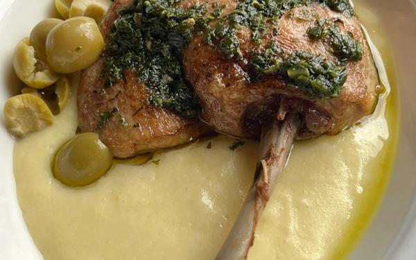 Confit de canard à la purée de légumes et olives