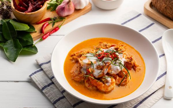 Crevettes à la sauce au curry rouge