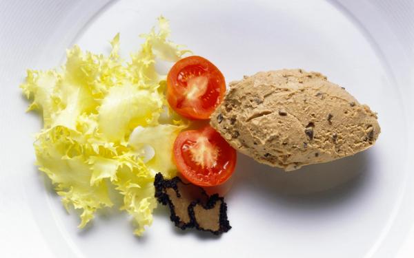 Mousse de foie de canard aux truffes avec salade