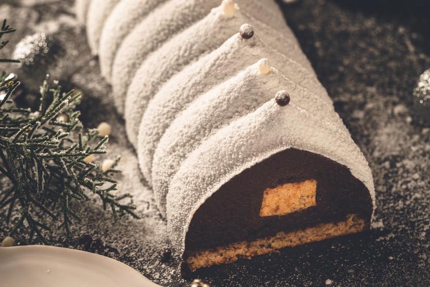 Bûche de Noël dacquoise au chocolat fourrée au caramel crémeux