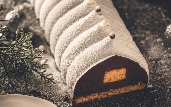 Bûche de Noël dacquoise au chocolat fourrée au caramel crémeux