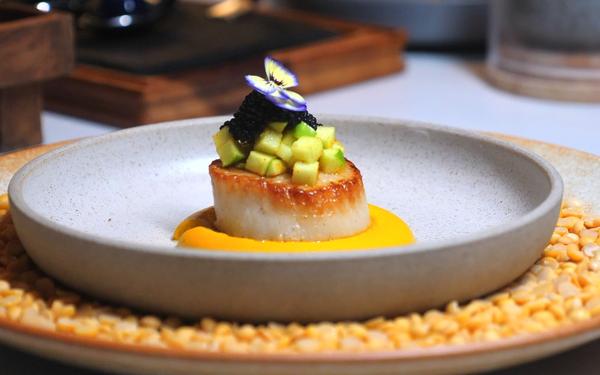 Noix de Saint-Jacques poêlées, purée de mangue et garniture d'avocat