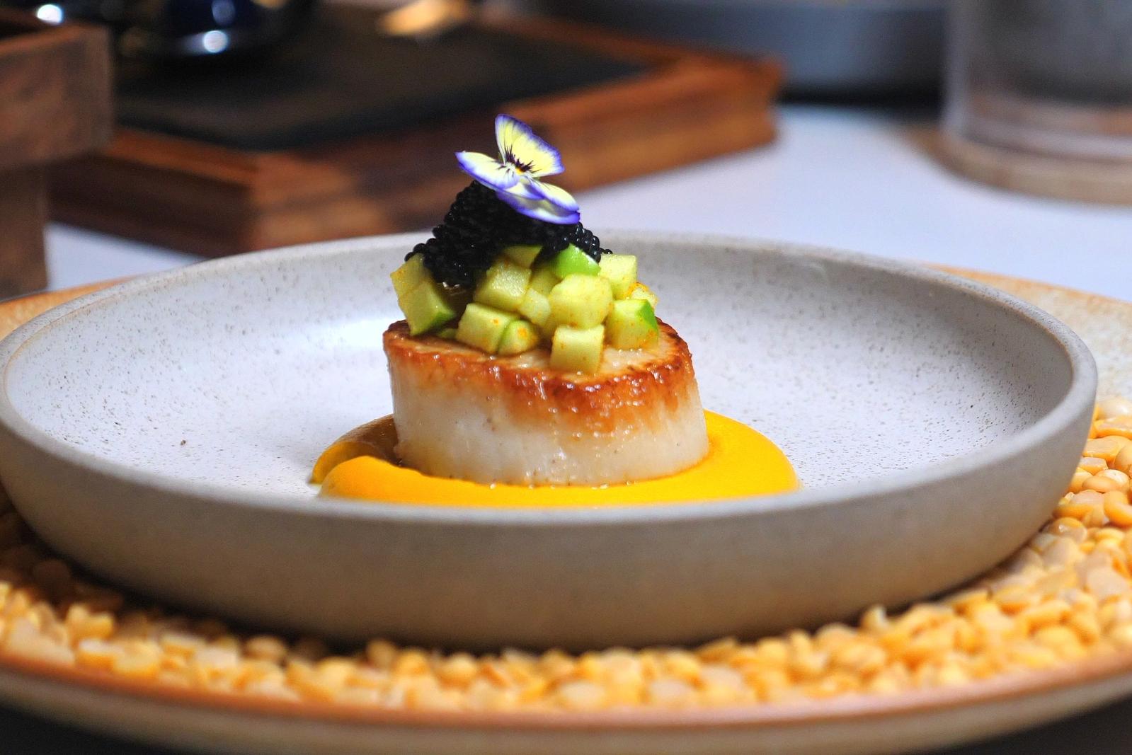 Noix de Saint-Jacques poêlées, purée de mangue et garniture d'avocat
