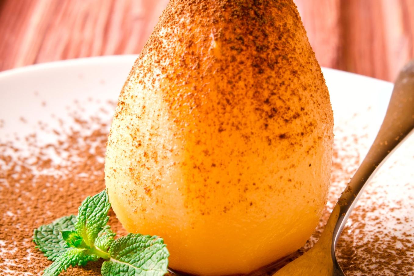 Poires pochées au chocolat et à la menthe