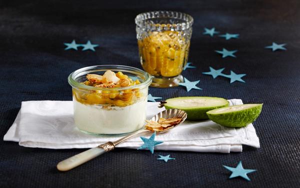 Crème de yaourt, compotée de feijoa et crumble aux amandes
