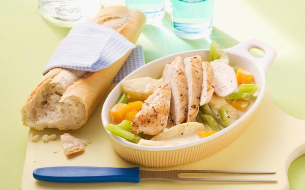 Blanc de poulet sur lit de légumes crémeux