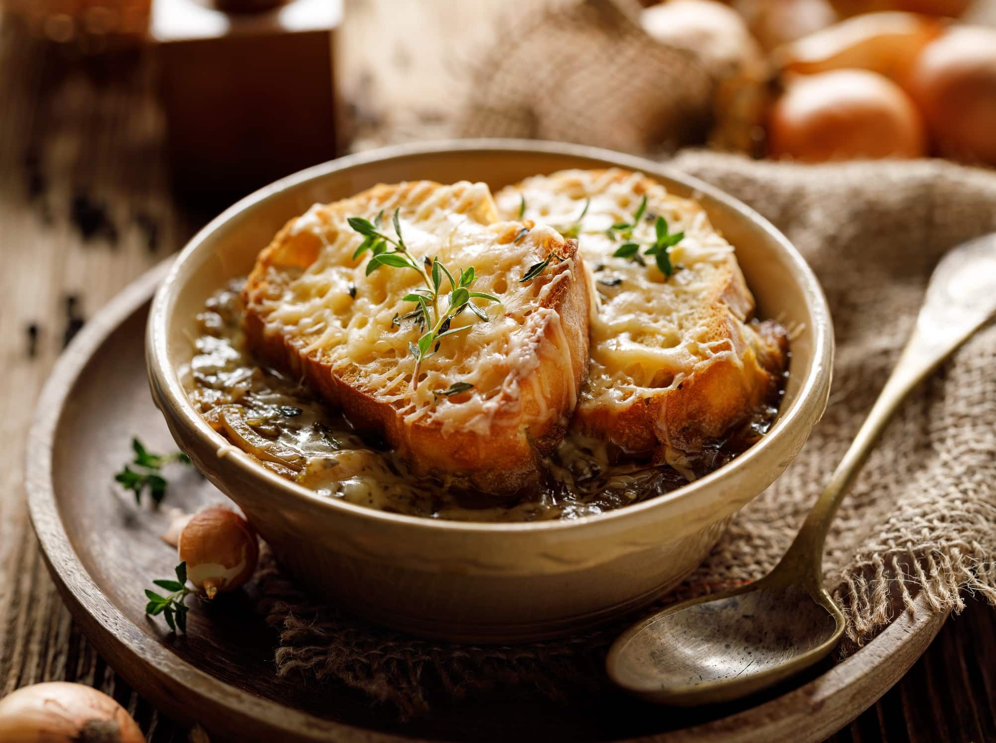Recette soupe à l'oignon avec des croutons de pain grillés
