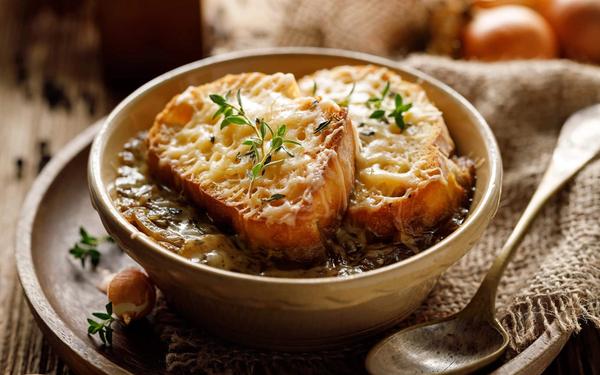 Recette soupe à l'oignon avec des croutons de pain grillés
