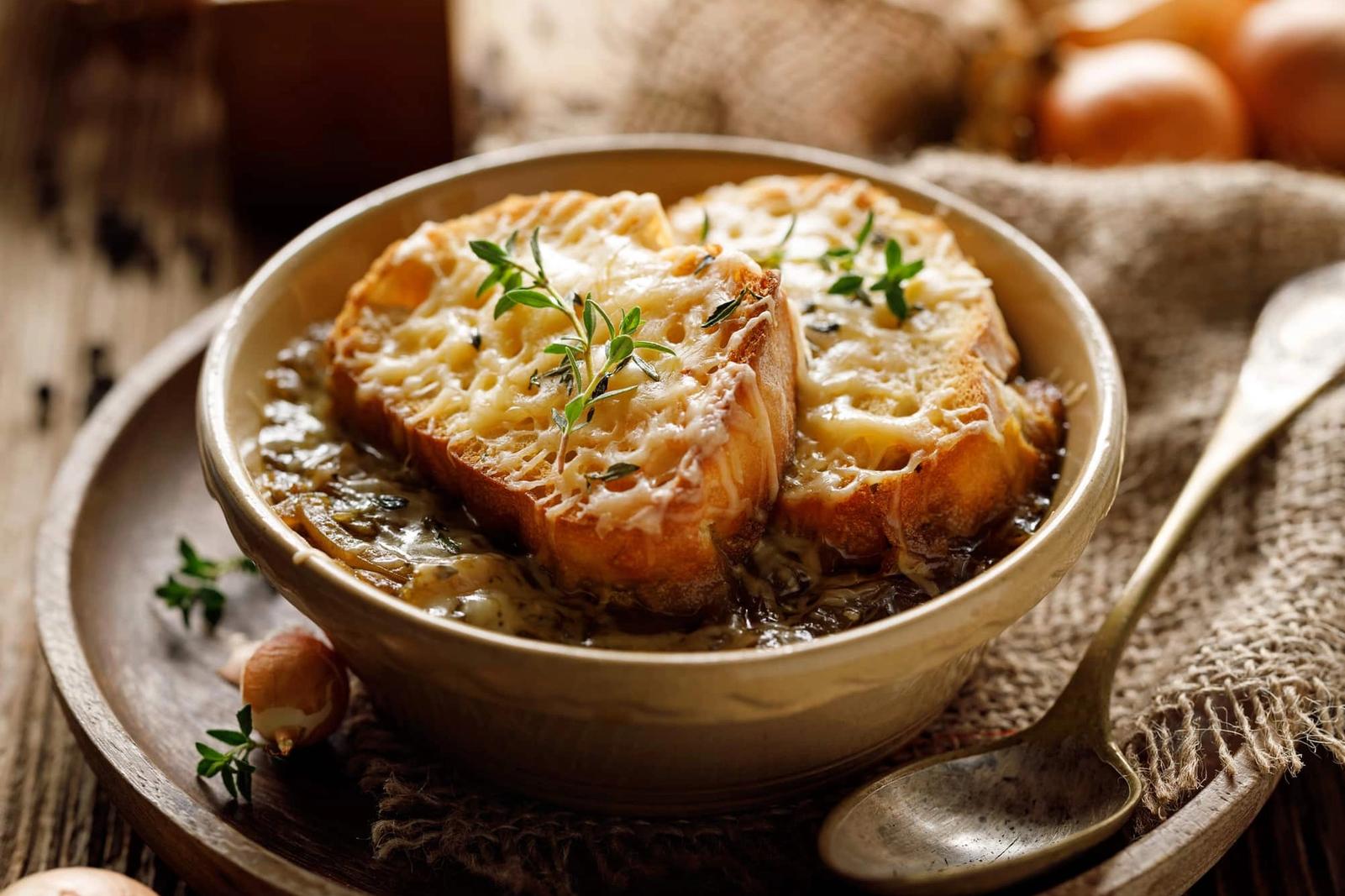 Recette soupe à l'oignon avec des croutons de pain grillés