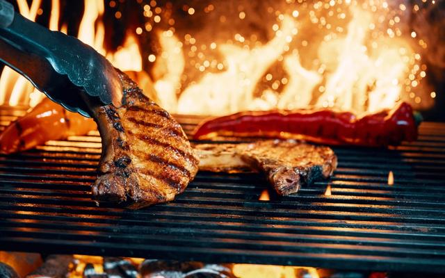 Cuisine au feu et ultra-brute : la grande tendance culinaire qui séduit en 2026