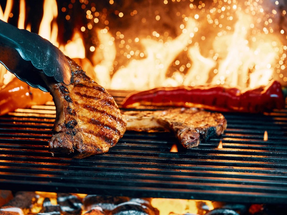 Cuisine au feu et ultra-brute : la grande tendance culinaire qui séduit en 2026