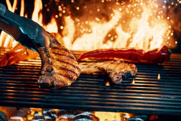 Cuisine au feu et ultra-brute : la grande tendance culinaire qui séduit en 2026