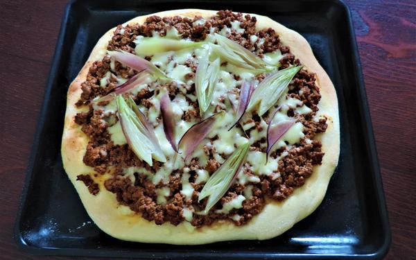 Pizza à la viande et chicorée