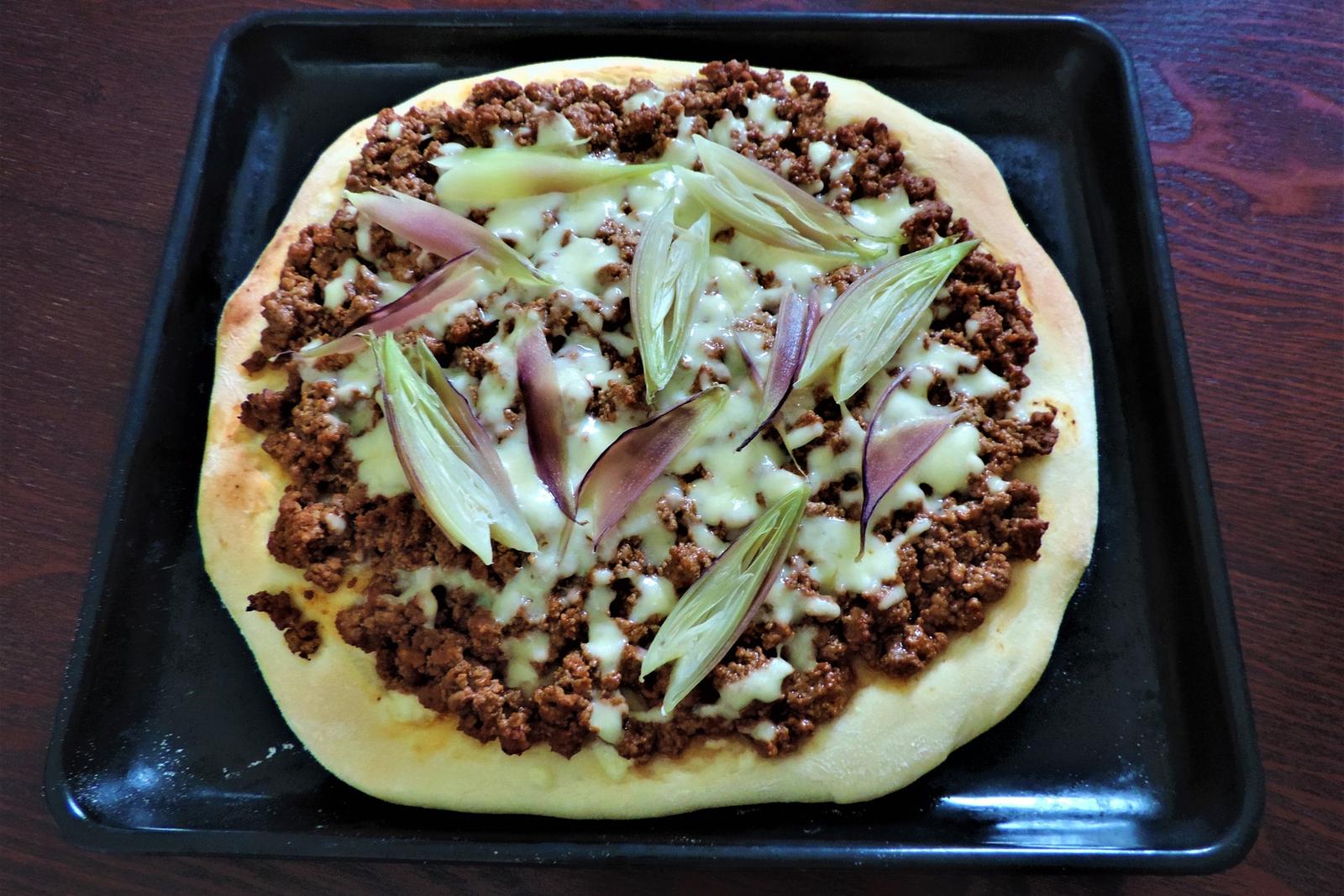 Pizza à la viande et chicorée