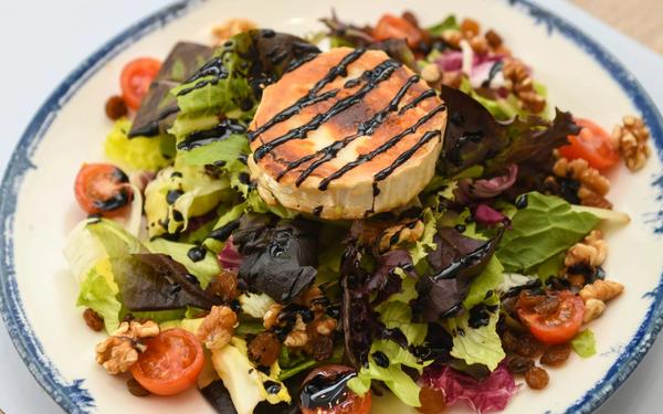 Salade de fromage de chèvre grillé, noix, tomates cerises et laitue