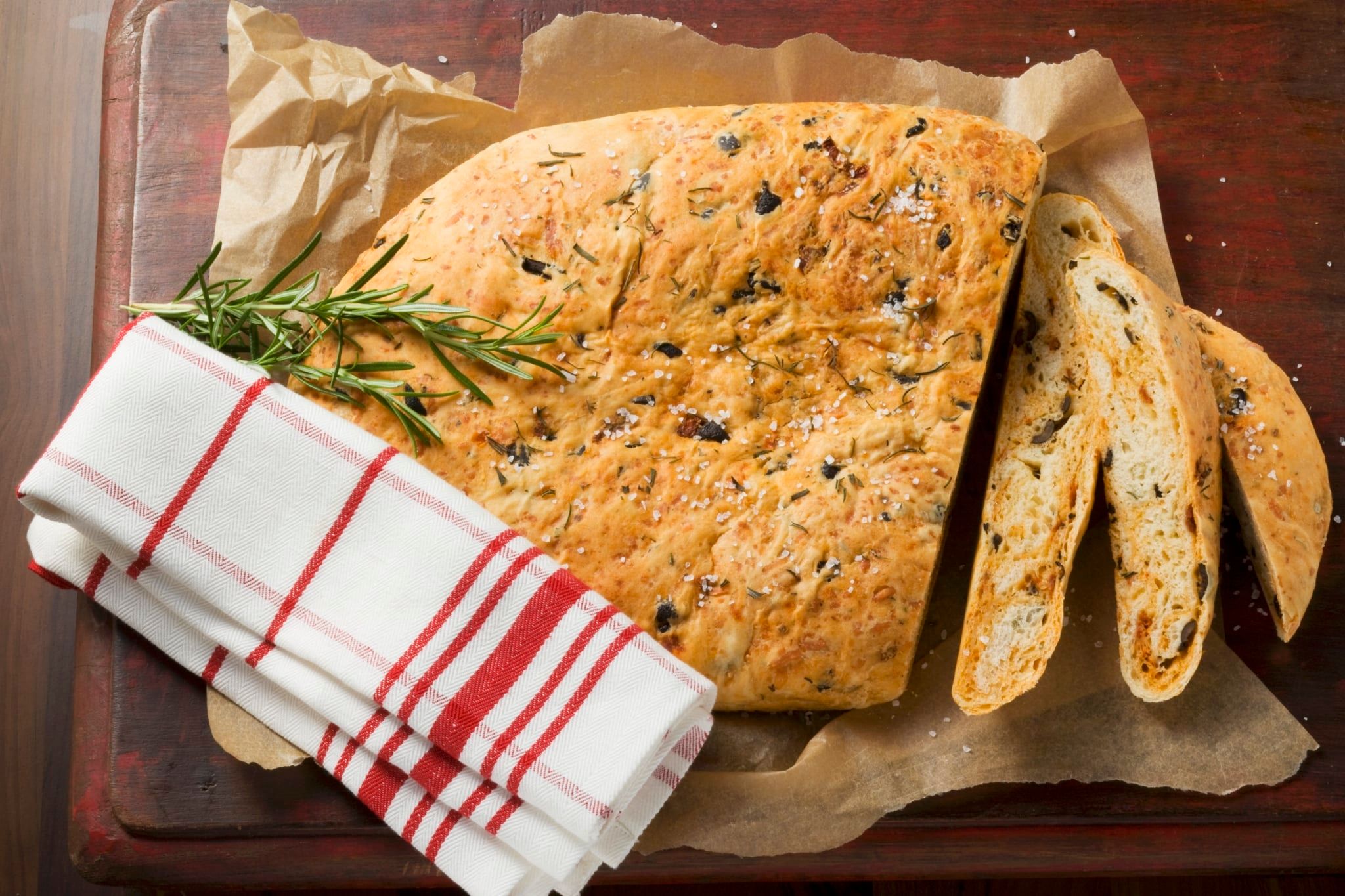 Focaccia au fromage et aux olives