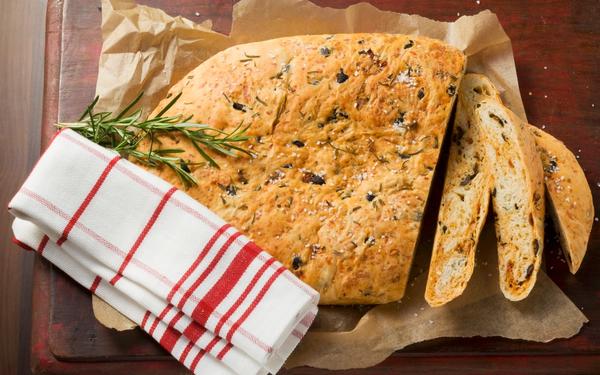 Focaccia au fromage et aux olives