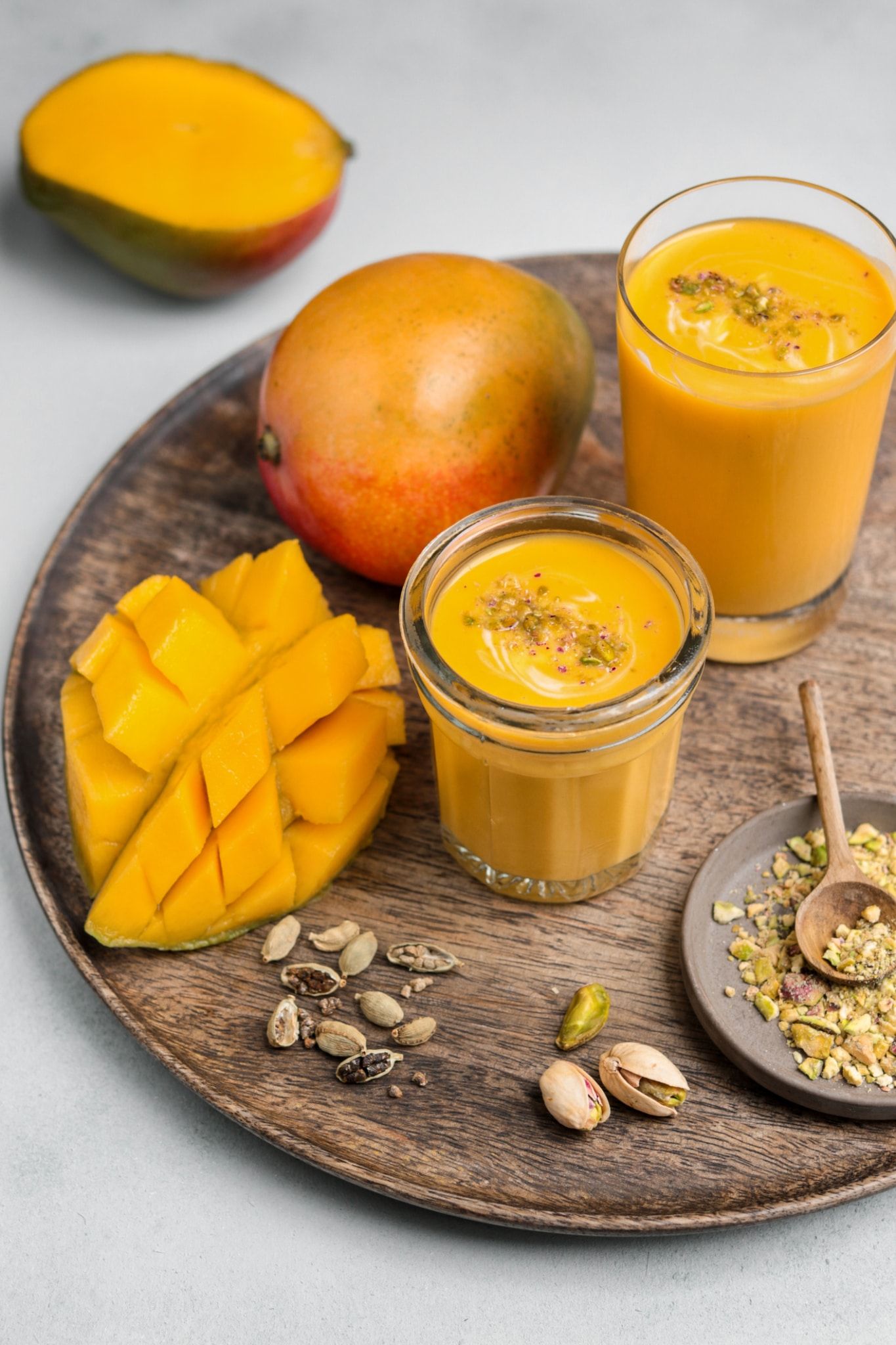 Lassi à la mangue, pistaches et cardamome