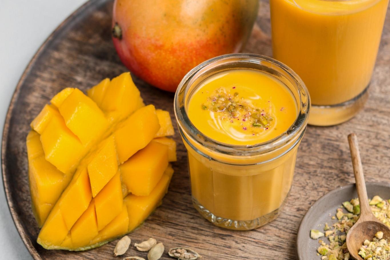 Lassi à la mangue, pistaches et cardamome